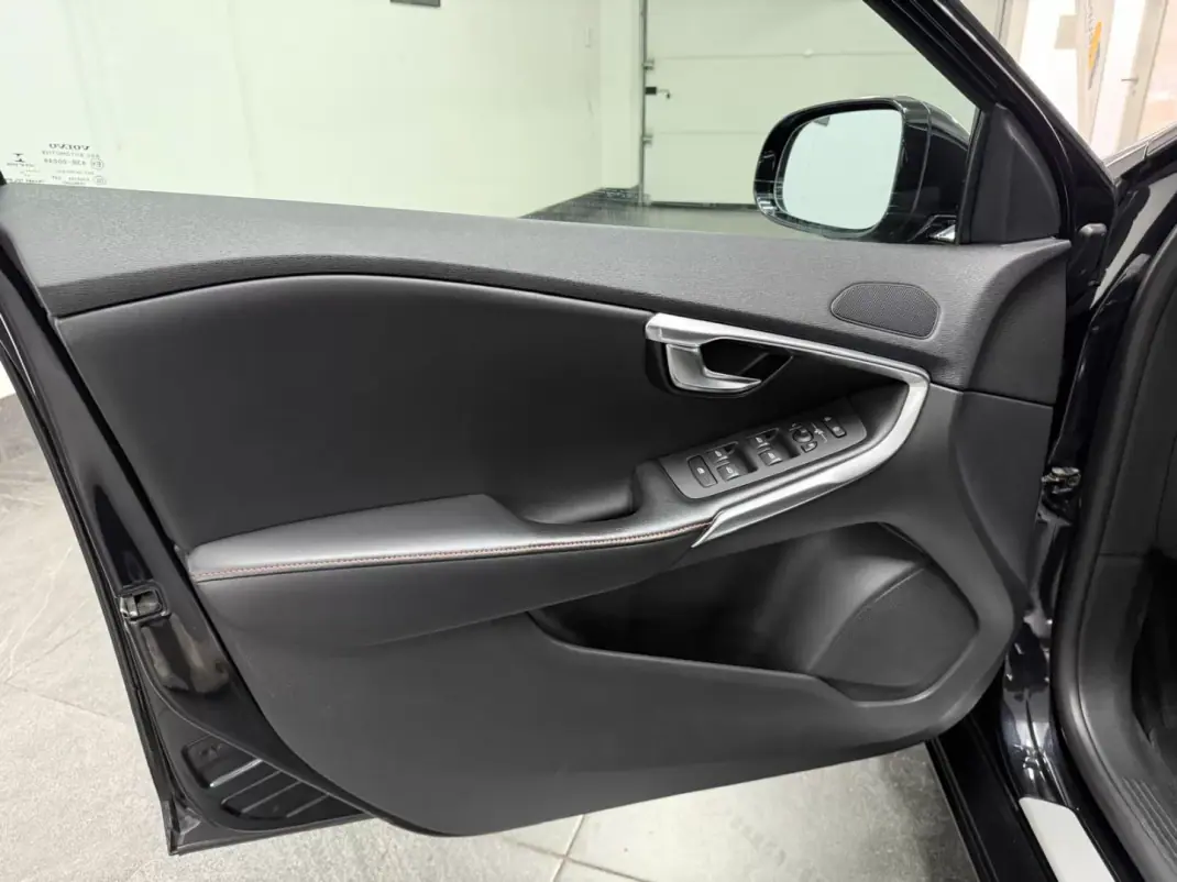 Volvo V40 2015 - 11990 EUR, 151000 km - 151000km - foto 25 de 29