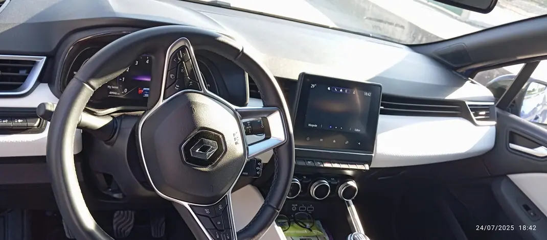 Renault Clio 2023 - 15000 EUR, 54000 km - AUTO.MOTO.pt - 54000km - foto 4 de 7