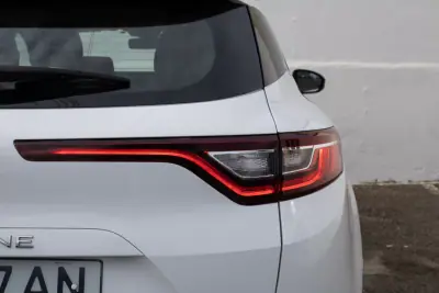 Renault Mégane Sport Tourer 2019 - 10780 EUR, 224000 km - AUTO.MOTO.pt - 224000km - foto 9 de 41
