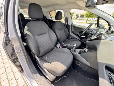 Peugeot 208 2019 - 11990 EUR, 53000 km - AUTO.MOTO.pt - 53000km - foto 16 de 19