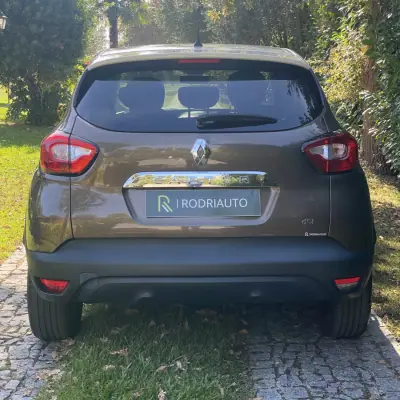Renault Captur 2014 - 13990 EUR, 146000 km - AUTO.MOTO.pt - 146000km - foto 2 de 22