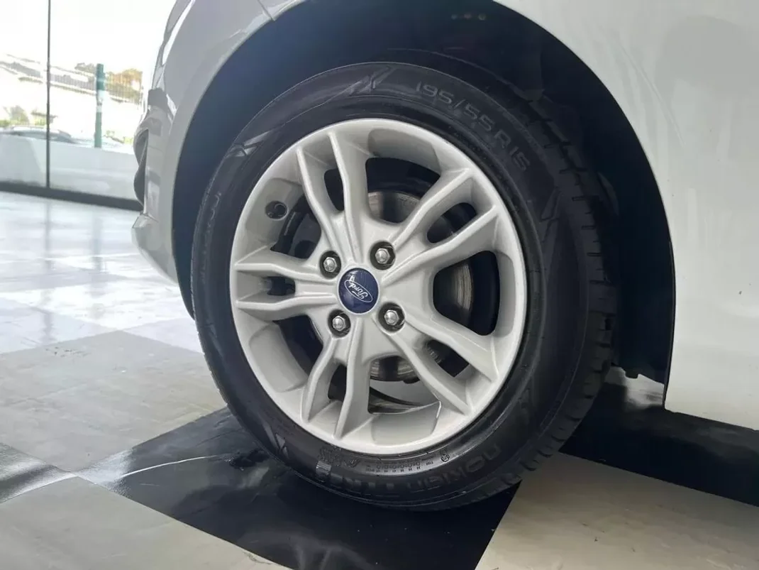 Ford Fiesta 2015 - 9990 EUR, 126498 km - AUTO.MOTO.pt - 126498km - foto 5 de 23