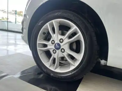 Ford Fiesta 2015 - 9990 EUR, 126498 km - AUTO.MOTO.pt - 126498km - foto 5 de 23