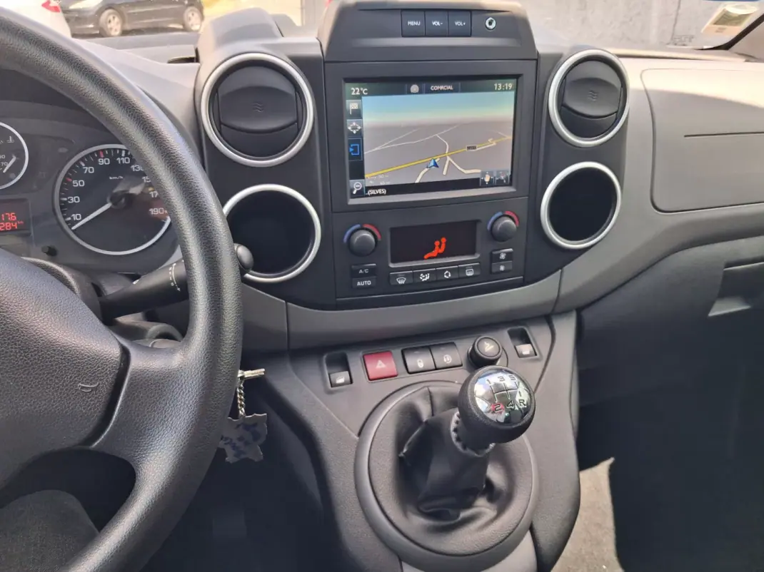 Peugeot Partner 2017 - 10800 EUR, 105000 km - AUTO.MOTO.pt - 105000km - foto 10 de 14