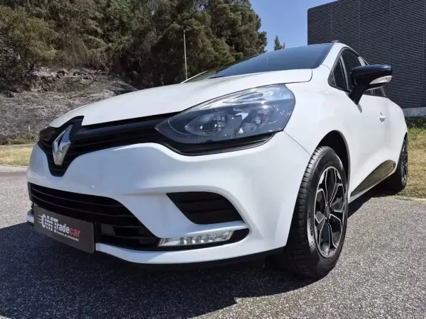 Renault Clio Break 2018 - 9999 EUR, 76544 km - AUTO.MOTO.pt - 76544km - foto 12 de 24