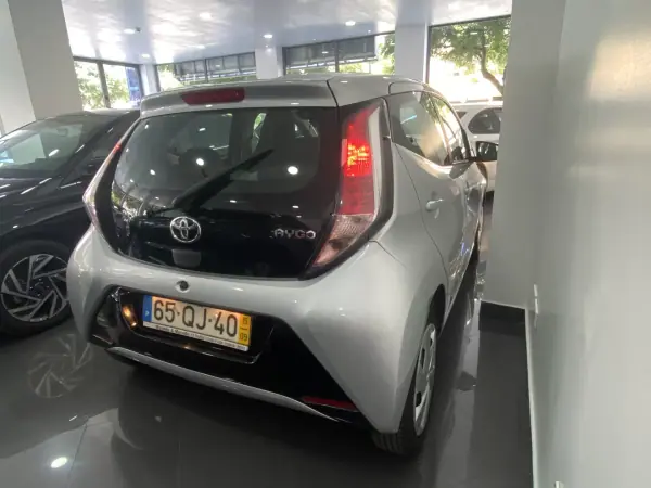 Toyota Aygo 2015 - 9850 EUR, 116267 km - AUTO.MOTO.pt - 116267km - foto 10 de 34