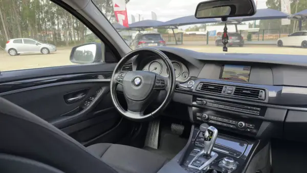 BMW 520 2013 - 16500 EUR, 244000 km - AUTO.MOTO.pt - 244000km - foto 28 de 47