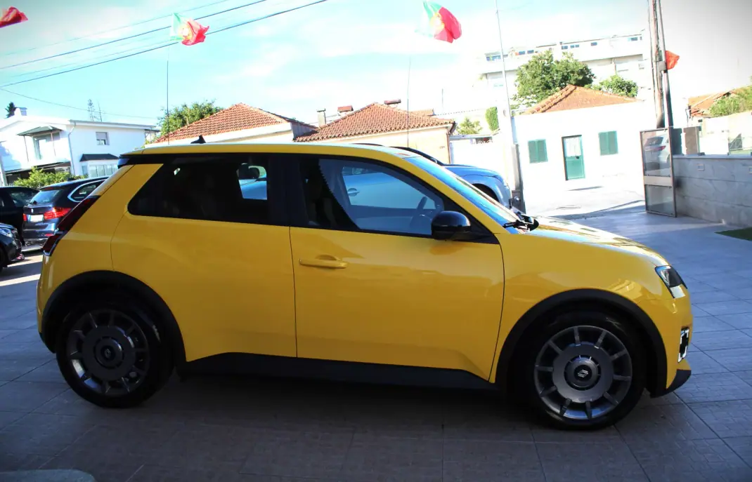Renault 5 2025 - 28990 EUR, 3000 km - 3000km - foto 5 de 36