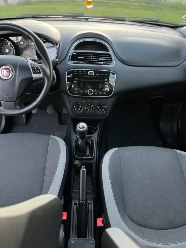 Fiat Punto 2013 - 6300 EUR, 177250 km - AUTO.MOTO.pt - 177250km - foto 8 de 11