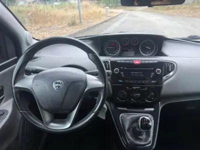 Lancia Ypsilon 2013 - 5990 EUR, 135000 km - AUTO.MOTO.pt - 135000km - foto 19 de 26