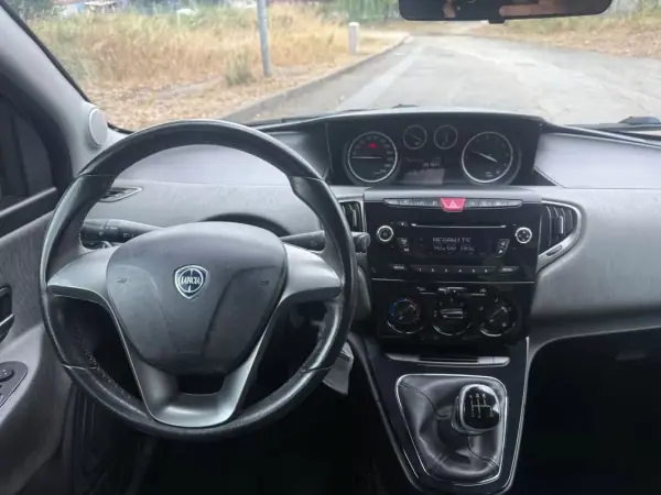 Lancia Ypsilon 2013 - 5990 EUR, 135000 km - AUTO.MOTO.pt - 135000km - foto 19 de 26
