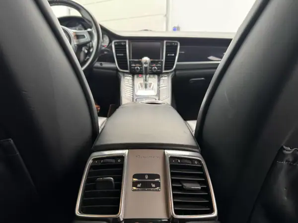 Porsche Panamera 2015 - 33990 EUR, 247000 km - AUTO.MOTO.pt - 247000km - foto 35 de 44