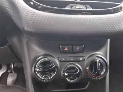 Peugeot 208 2017 - 8900 EUR, 191000 km - AUTO.MOTO.pt - 191000km - foto 33 de 36