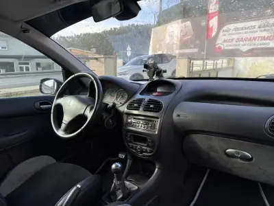 Peugeot 206 2005 - 11500 EUR, 64000 km - AUTO.MOTO.pt - 64000km - foto 5 de 6
