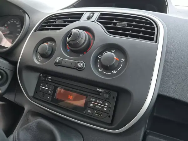 Renault 2021 - 12750 EUR, 143600 km - AUTO.MOTO.pt - 143600km - foto 7 de 23