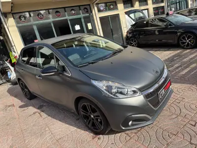 Peugeot 208 2015 - 8900 EUR, 195000 km - AUTO.MOTO.pt - 195000km - foto 4 de 29