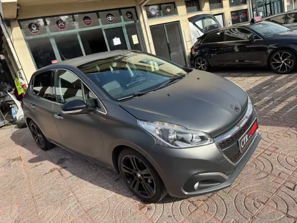 Peugeot 208 2015 - 8900 EUR, 195000 km - AUTO.MOTO.pt - 195000km - foto 4 de 29