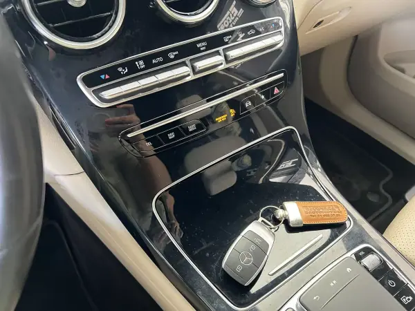 Mercedes-Benz GLC 300 2021 - 45600 EUR, 123198 km - AUTO.MOTO.pt - 123198km - foto 15 de 24