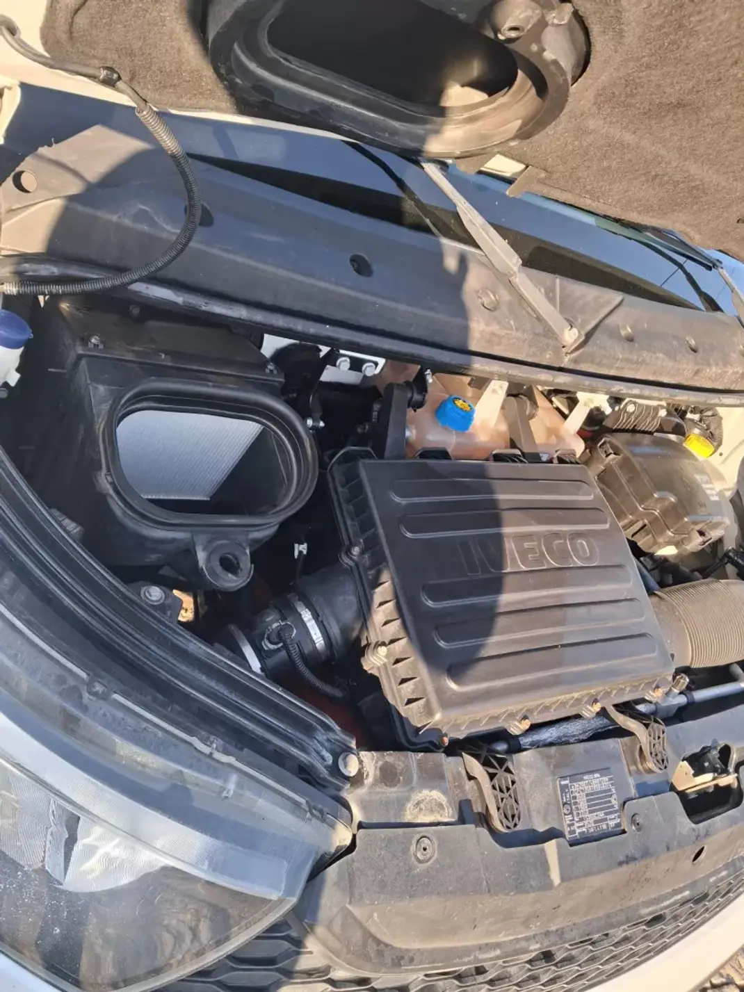 Iveco 2015 - 13500 EUR, 240000 km - AUTO.MOTO.pt - 240000km - foto 5 de 9