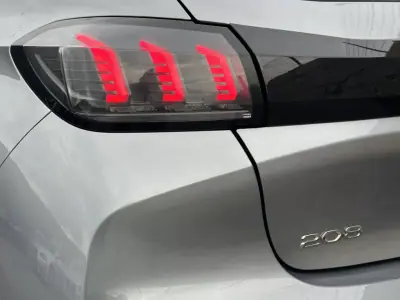 Peugeot 208 2020 - 12900 EUR, 152000 km - AUTO.MOTO.pt - 152000km - foto 28 de 29