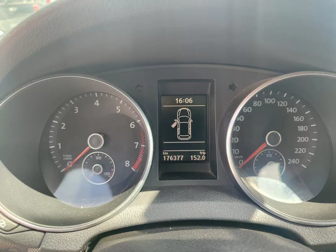 Volkswagen Golf 2011 - 10900 EUR, 176000 km - 176000km - foto 23 de 25