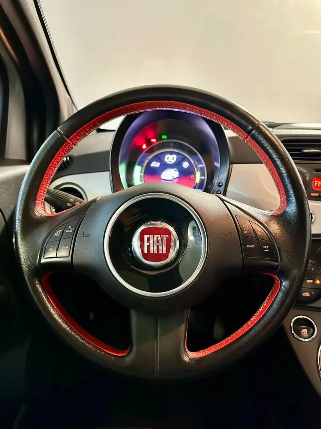 Fiat 500e 2015 - 10750 EUR, 89000 km - AUTO.MOTO.pt - 89000km - foto 4 de 27
