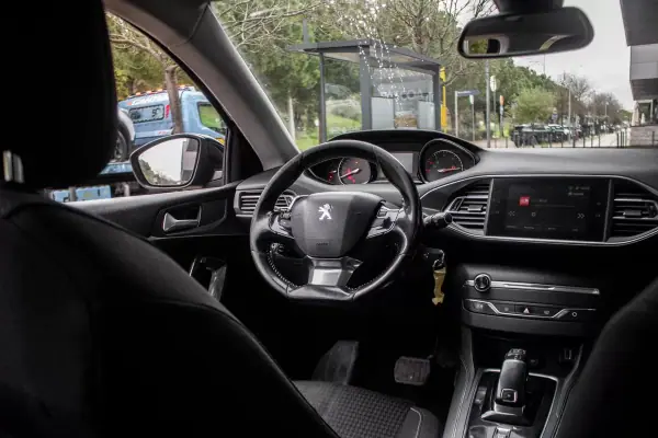 Peugeot 308 SW 2019 - 9800 EUR, 267684 km - AUTO.MOTO.pt - 267684km - foto 29 de 38