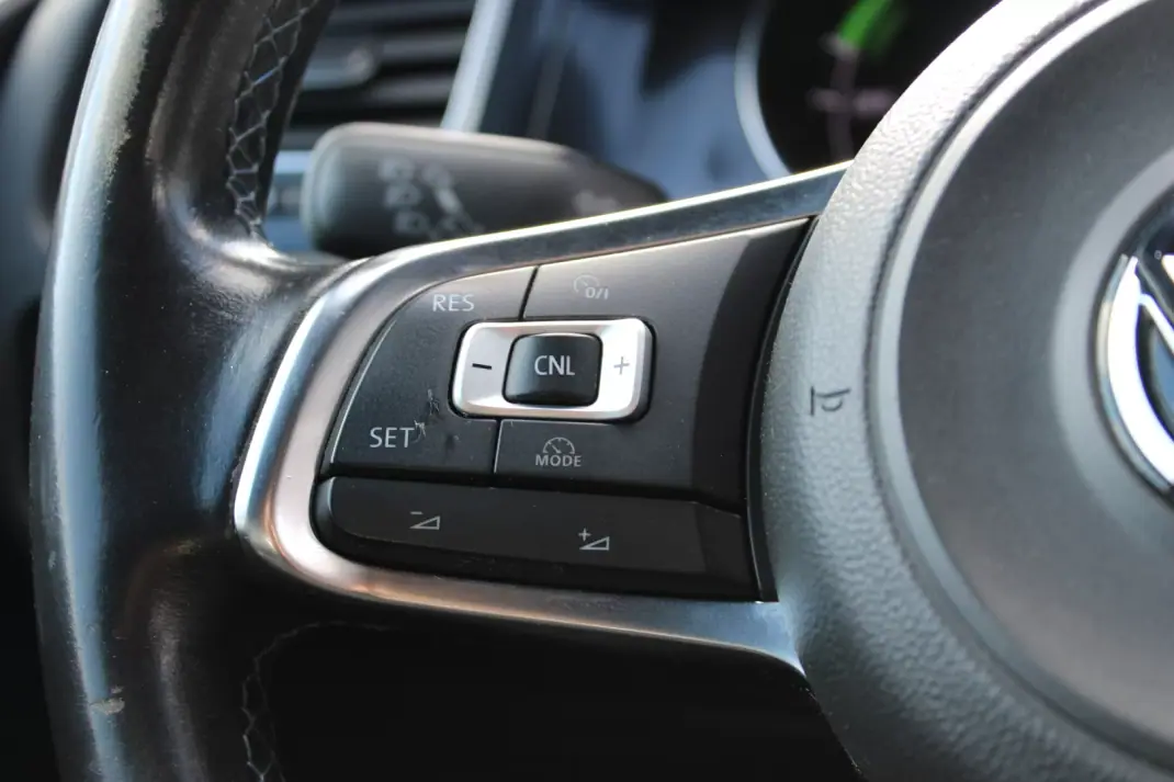 Volkswagen Golf 2015 - 12900 EUR, 233561 km - AUTO.MOTO.pt - 233561km - foto 11 de 27