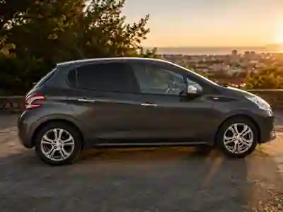 Peugeot 208 2014 - 6900 EUR, 124800 km - 124800km - foto 1 de 5