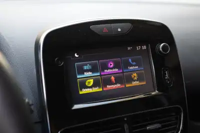 Renault Clio 2017 - 12250 EUR, 98000 km - AUTO.MOTO.pt - 98000km - foto 8 de 13