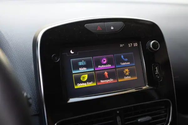 Renault Clio 2017 - 9999 EUR, 98000 km - AUTO.MOTO.pt - 98000km - foto 8 de 13