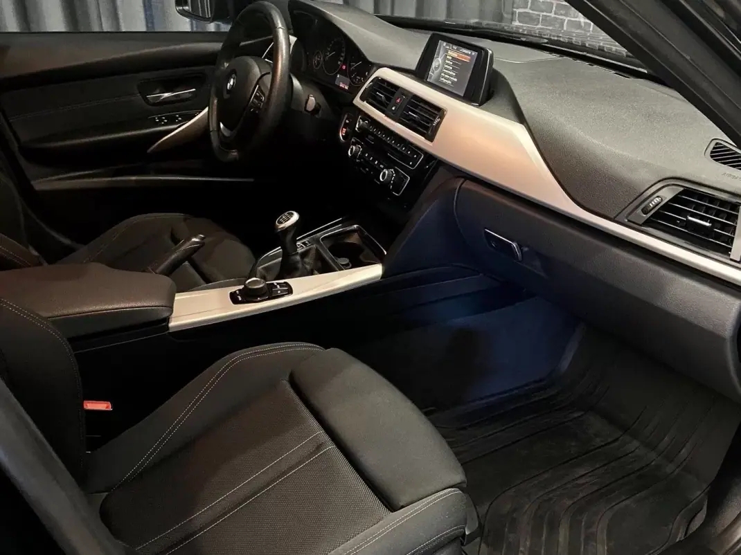 BMW 318 2017 - 17900 EUR, 215000 km - AUTO.MOTO.pt - 215000km - foto 7 de 12