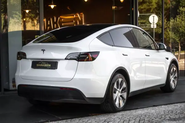 Tesla Model Y 2023 - 37900 EUR, 74250 km - AUTO.MOTO.pt - 74250km - foto 4 de 40