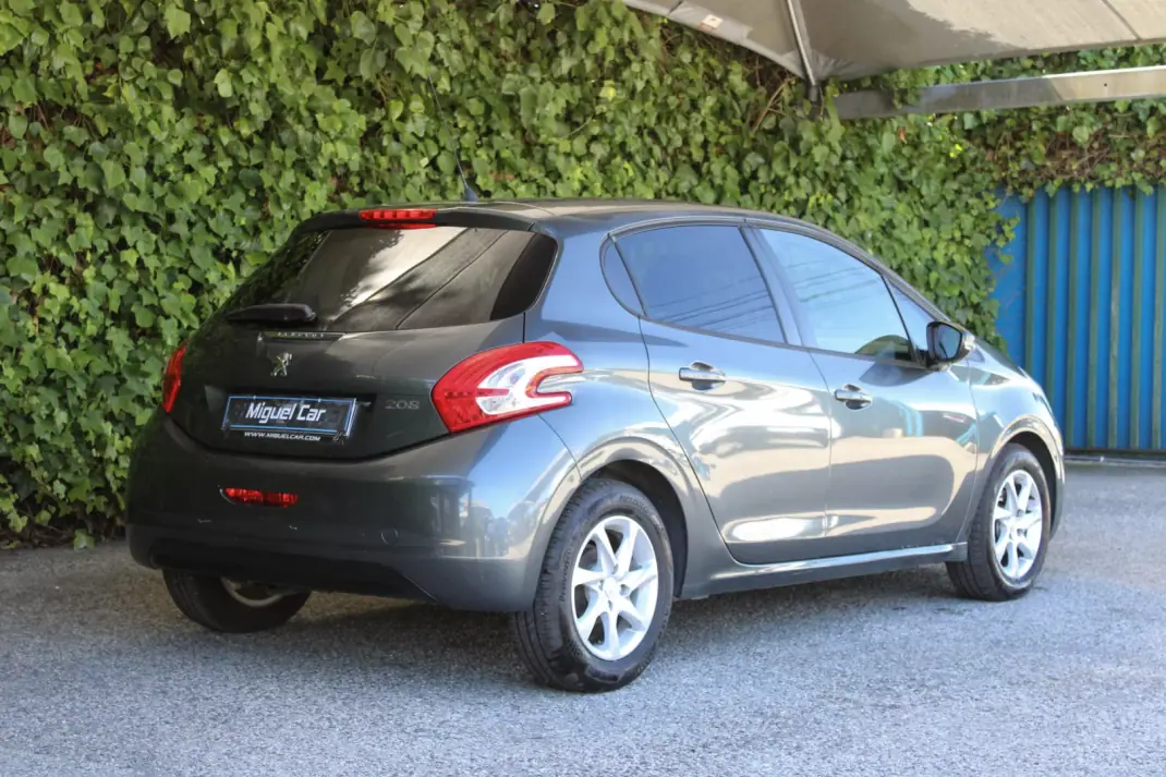 Peugeot 208 2013 - 7900 EUR, 110000 km - 110000km - foto 8 de 15