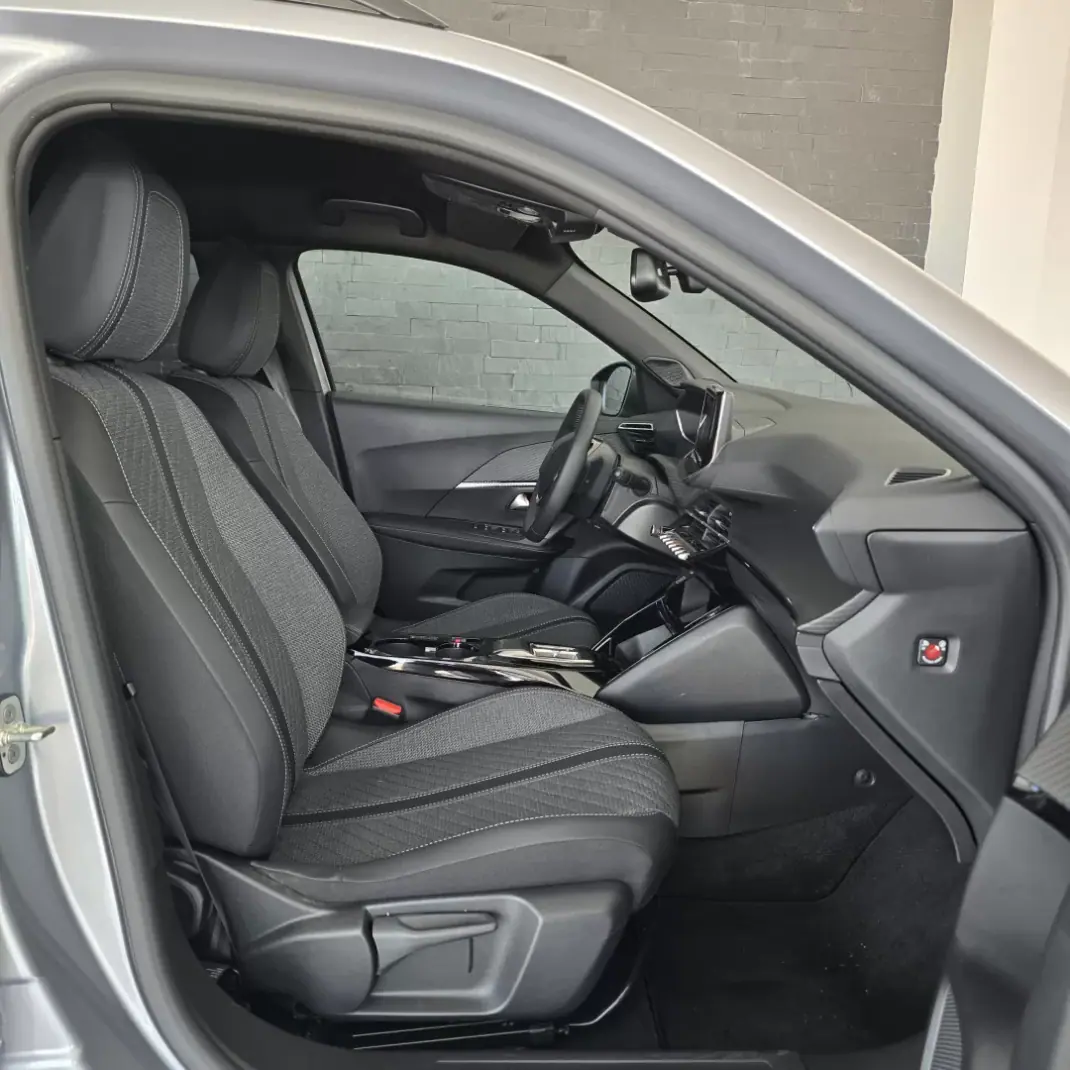 Peugeot e-2008 2025 - 29900 EUR, 5239 km - AUTO.MOTO.pt - 5239km - foto 7 de 23