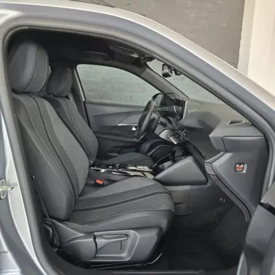 Peugeot e-2008 2025 - 29900 EUR, 5239 km - AUTO.MOTO.pt - 5239km - foto 7 de 23