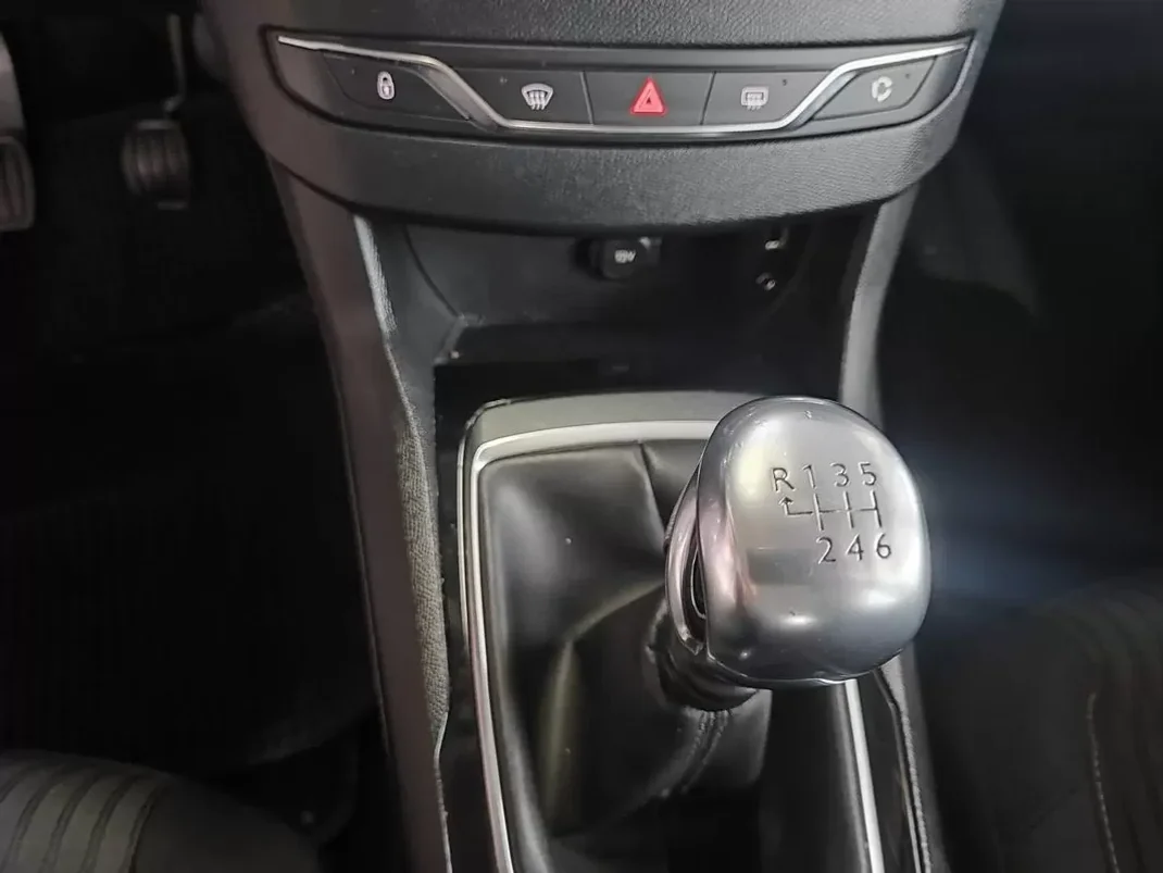 Peugeot 308 2014 - 9350 EUR, 207000 km - AUTO.MOTO.pt - 207000km - foto 33 de 34