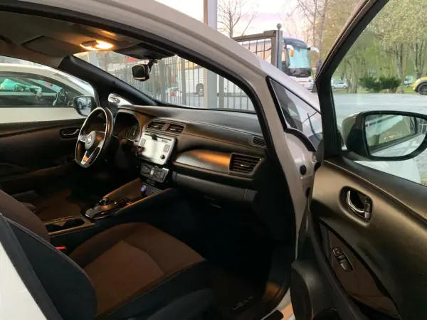 Nissan Leaf 2019 - 16450 EUR, 58449 km - AUTO.MOTO.pt - 58449km - foto 15 de 16