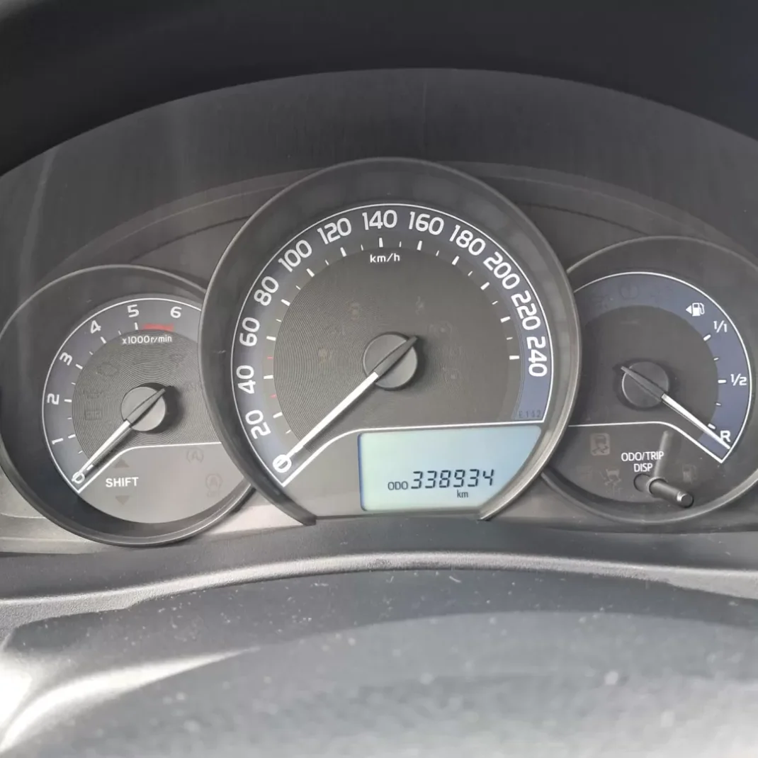 Toyota Auris 2015 - 7450 EUR, 338000 km - AUTO.MOTO.pt - 338000km - foto 8 de 12