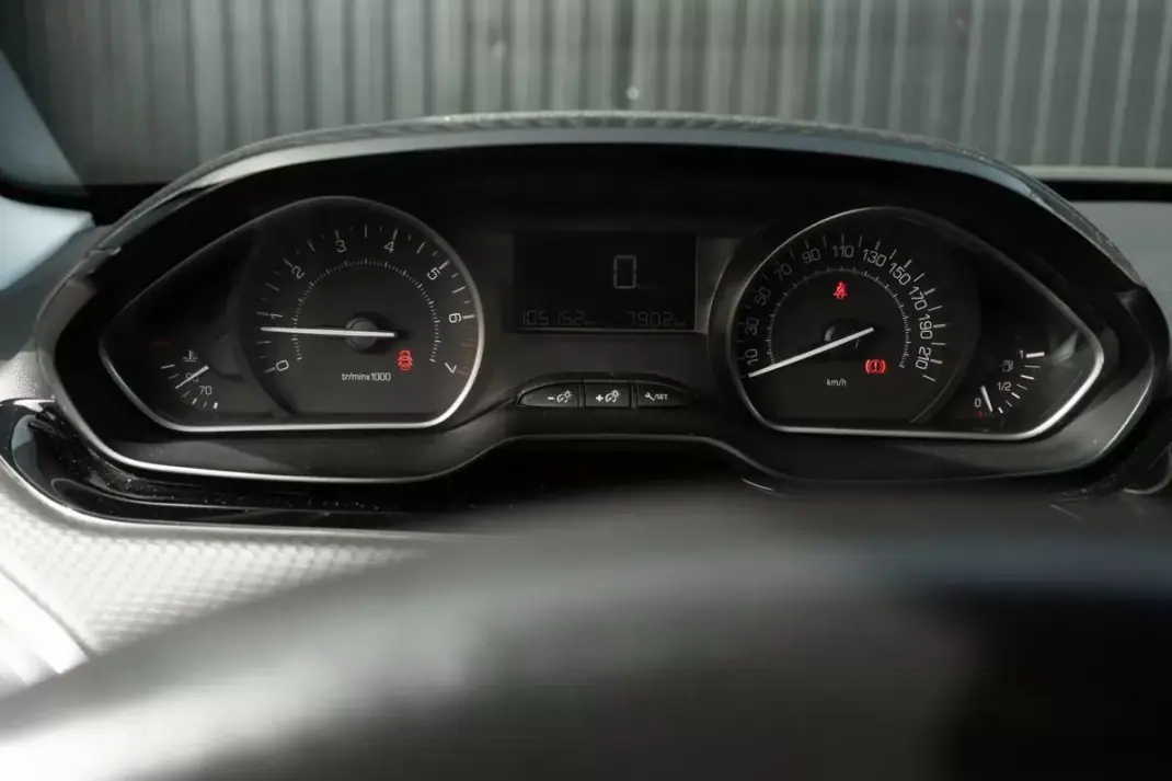 Peugeot 2008 2019 - 12999 EUR, 105150 km - AUTO.MOTO.pt - 105150km - foto 20 de 25