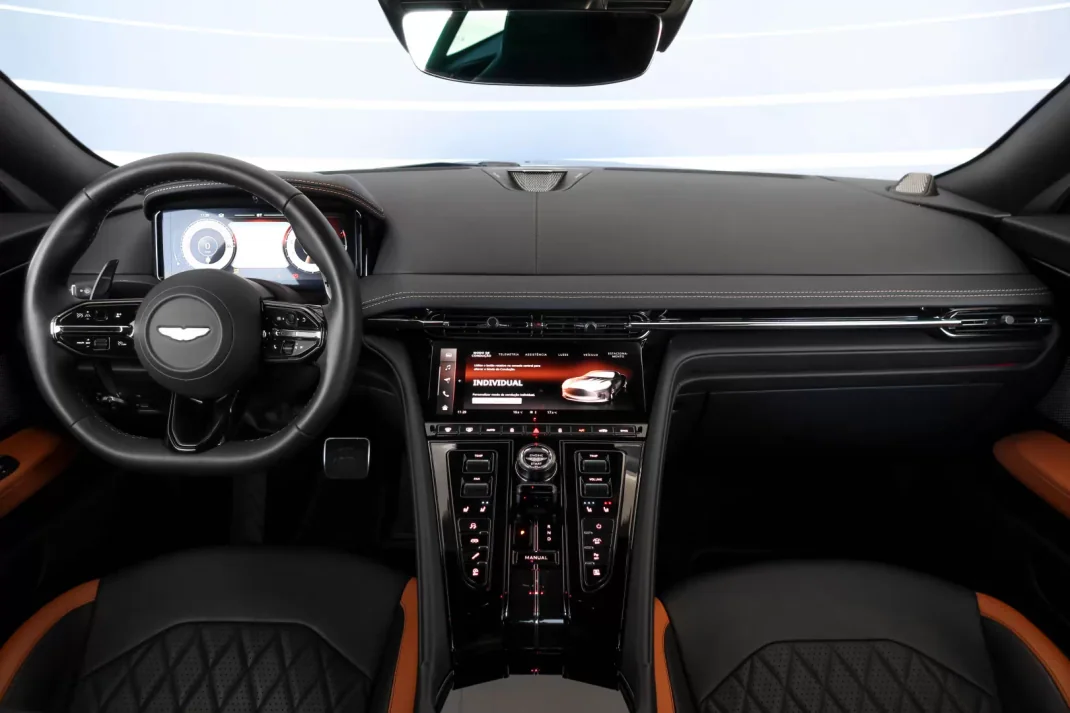 Aston Martin DB12 Coupé 2024 - 300000 EUR, 7650 km - AUTO.MOTO.pt - 7650km - foto 6 de 22