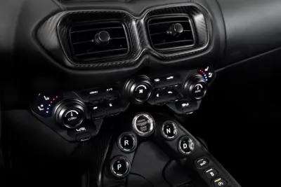 Aston Martin V8 Vantage Roadster 2021 - 165000 EUR, 14873 km - AUTO.MOTO.pt - 14873km - foto 16 de 21