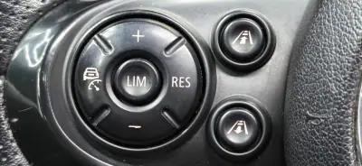 MINI Cooper 2015 - 15990 EUR, 184130 km - AUTO.MOTO.pt - 184130km - foto 35 de 39
