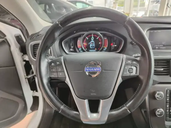 Volvo V40 2013 - 7750 EUR, 298000 km - AUTO.MOTO.pt - 298000km - foto 28 de 36