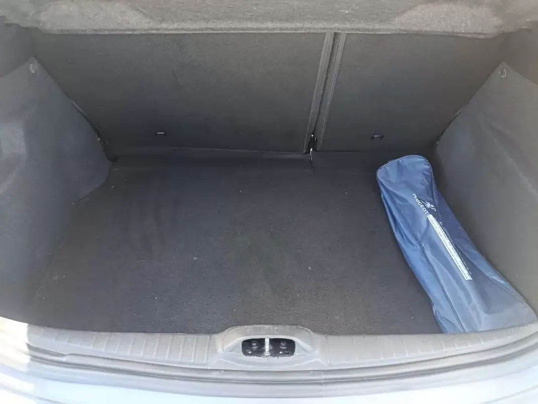 Peugeot 208 2019 - 11900 EUR, 104199 km - AUTO.MOTO.pt - 104199km - foto 18 de 26