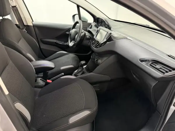 Peugeot 208 2015 - 8500 EUR, 152000 km - 152000km - foto 17 de 26
