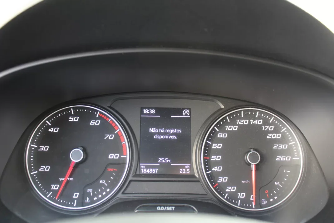 SEAT Leon 2013 - 10250 EUR, 184867 km - AUTO.MOTO.pt - 184867km - foto 12 de 16