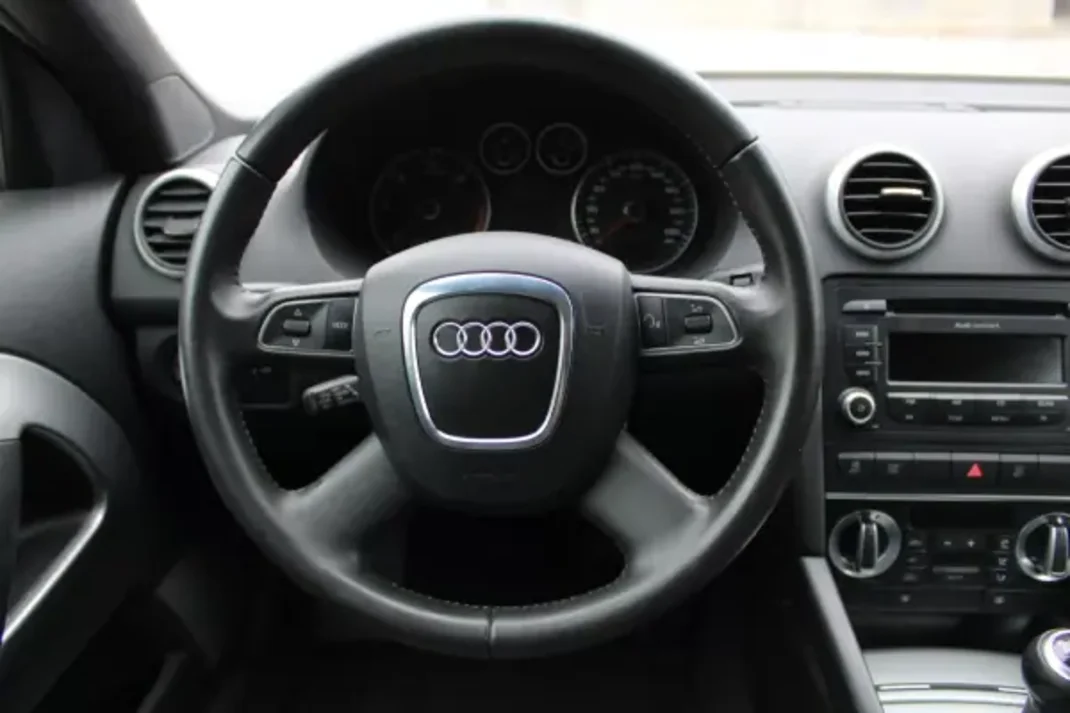 Audi A3 Cabrio 2009 - 11990 EUR, 180000 km - AUTO.MOTO.pt - 180000km - foto 24 de 42