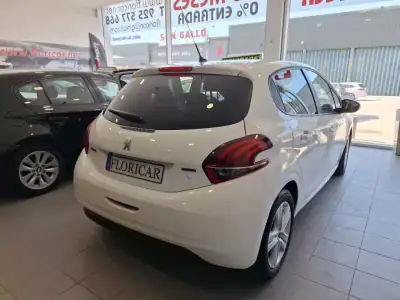 Peugeot 208 2017 - 7900 EUR, 157000 km - AUTO.MOTO.pt - 157000km - foto 8 de 15