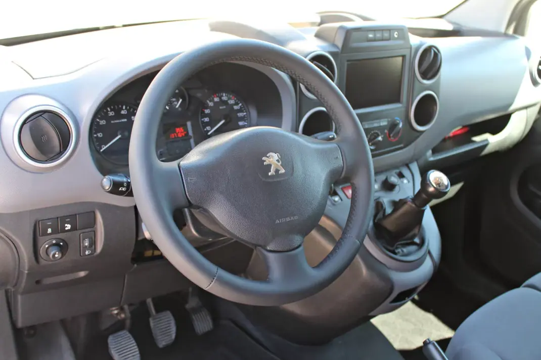 Peugeot Partner 2015 - 12450 EUR, 137164 km - 137164km - foto 16 de 20